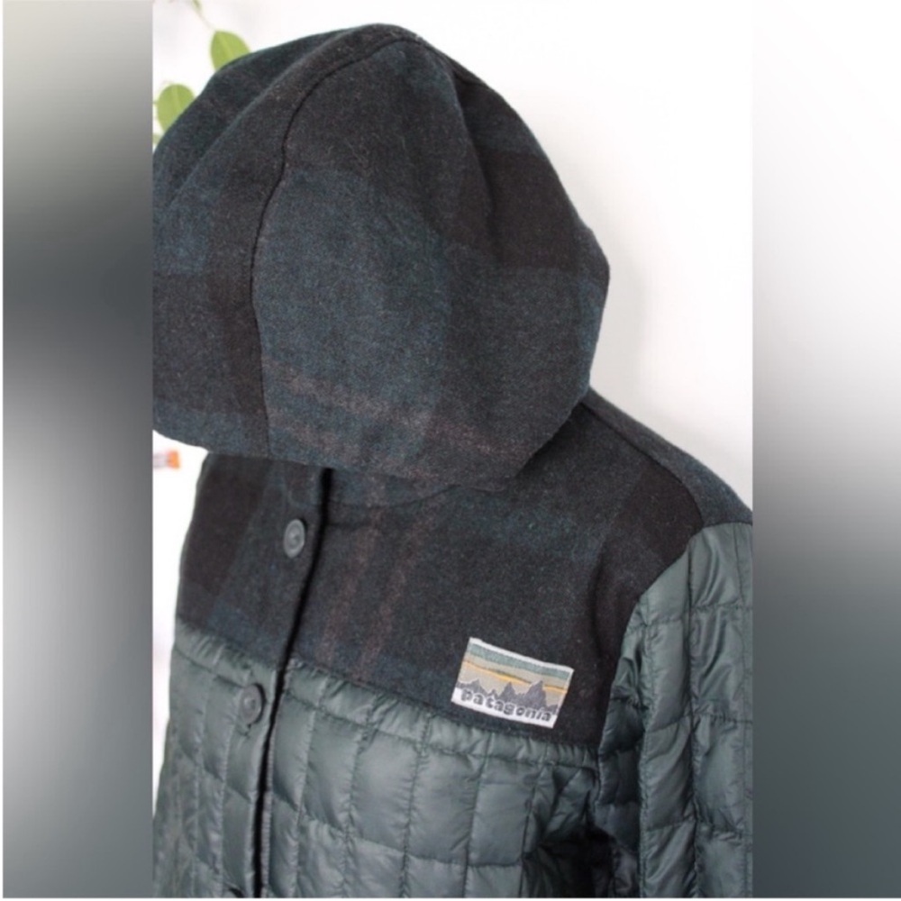 Patagonia Rare Recycled Down Hooded Coat Carbon
Green Medium - Picture 14 of 17